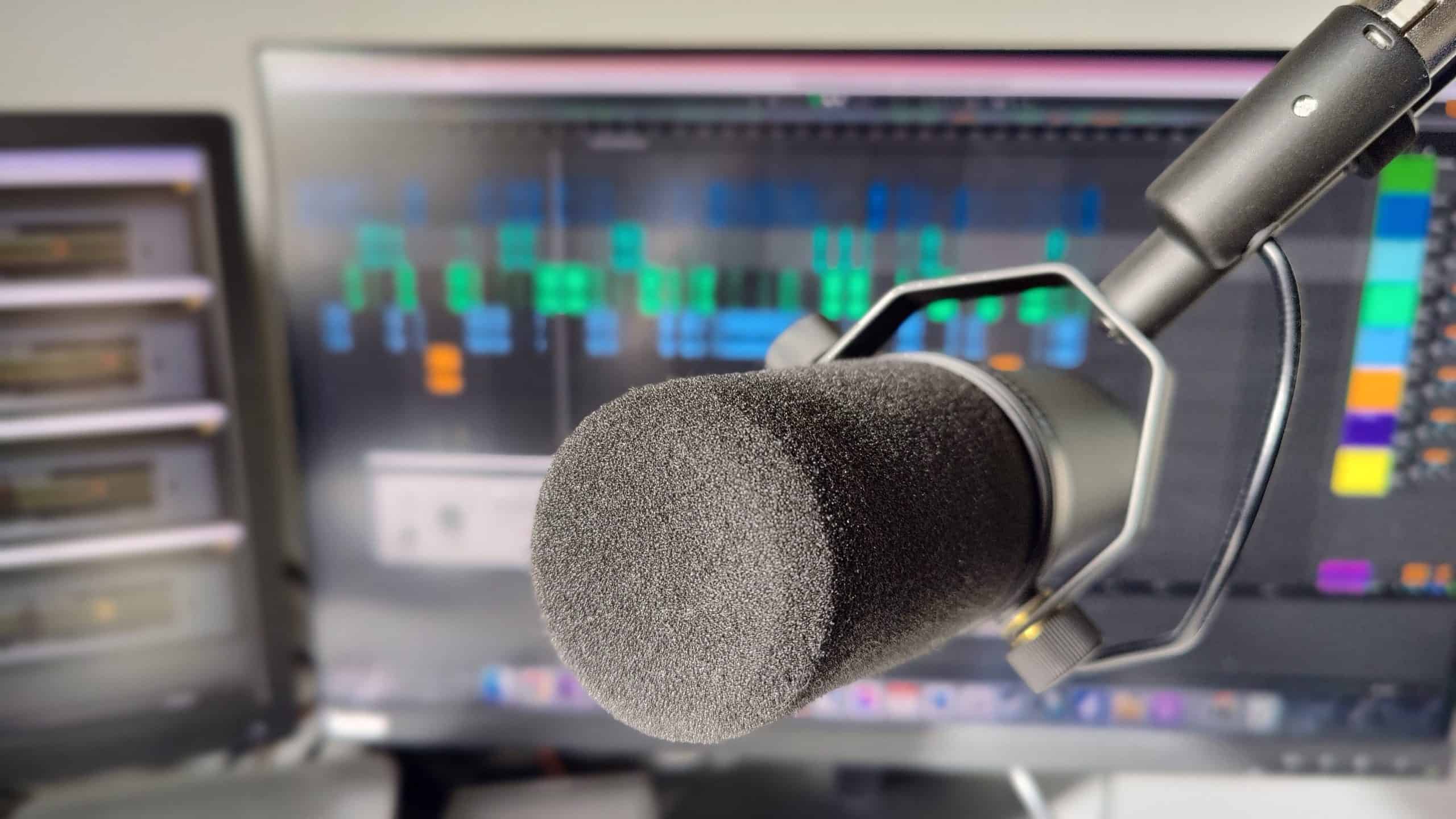 Tips & Tricks til bedre lyd i din podcast. Vejledning til hvordan du bruger EQ i redigering af podcast. Læs podcastbureauet Made4Media's vejledning