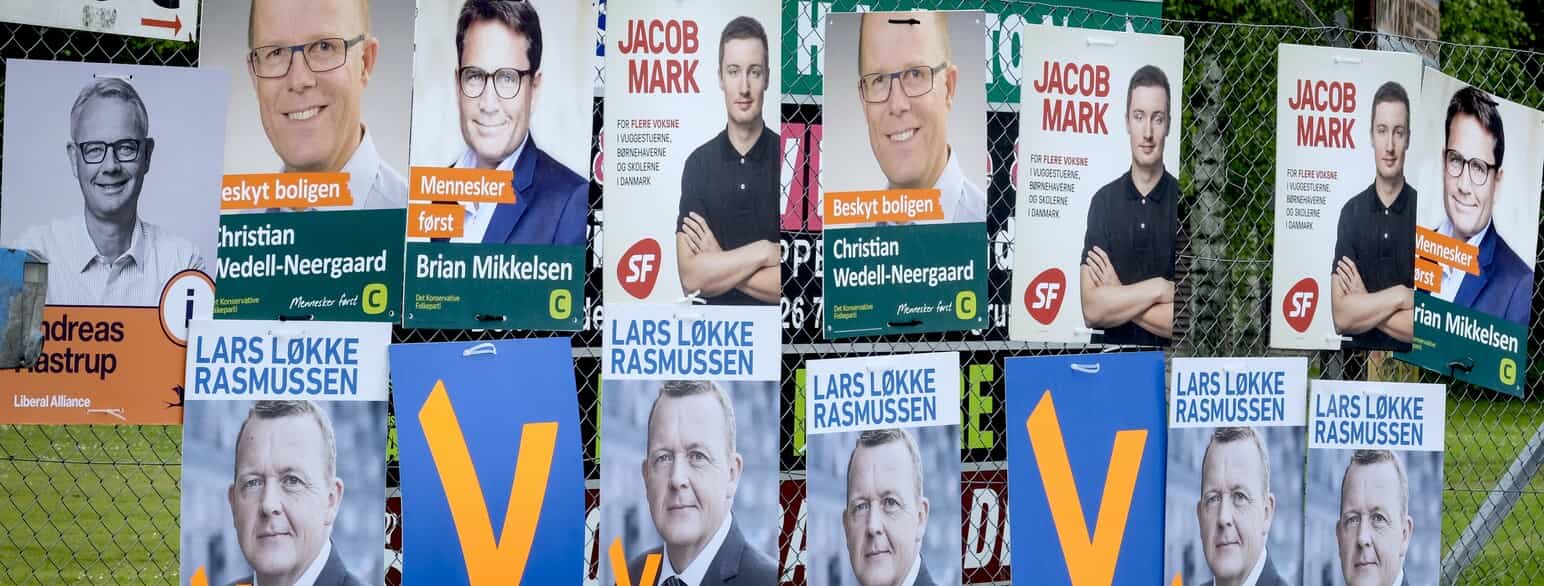 BILLIGE VALGPLAKATER vises på et valgplakatbord med politiske kandidater fra forskellige partier som Liberal Alliance, SF, og Konservative. Plakaterne præsenterer kendte politikere som Lars Løkke Rasmussen, Jacob Mark, Brian Mikkelsen og Christian Wedell-Neergaard. Billede af valgplakater hængt op på et hegn, hvilket demonstrerer, hvordan BILLIGE VALGPLAKATER effektivt kan bruges til at tiltrække vælgere i en valgkamp i 2025.